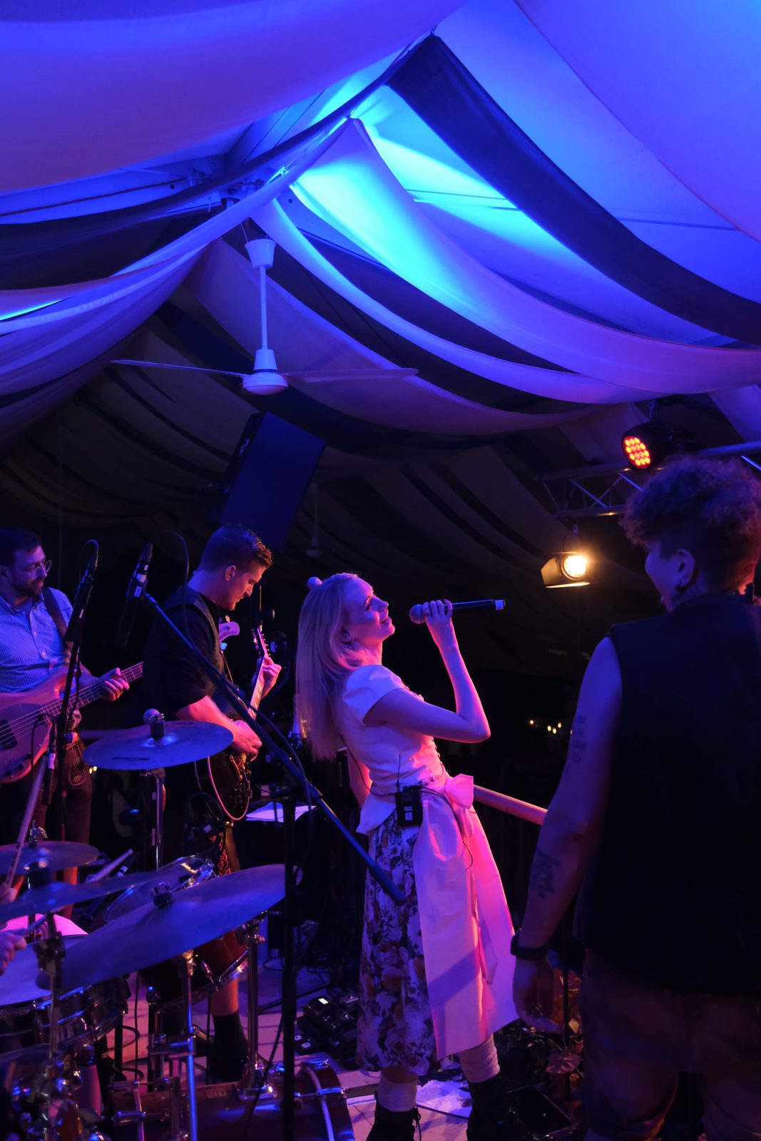 Die Monaco Allstars live im blau beleuchteten Café Theres